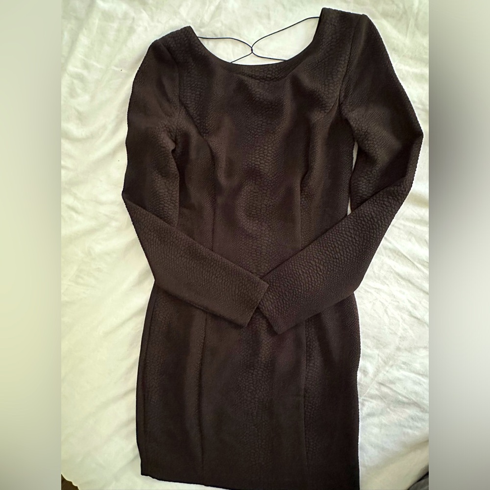 Form fitting cocktail dress by GUESS. It’s fully black with a snake print